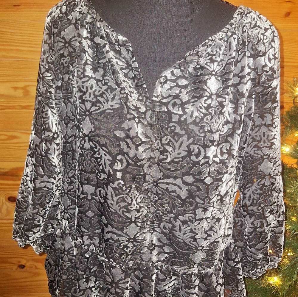 Sheer overlay, soft. Size 8/10. M. GOOD CONDITION. NO RIPS, TEARS, STAINS.